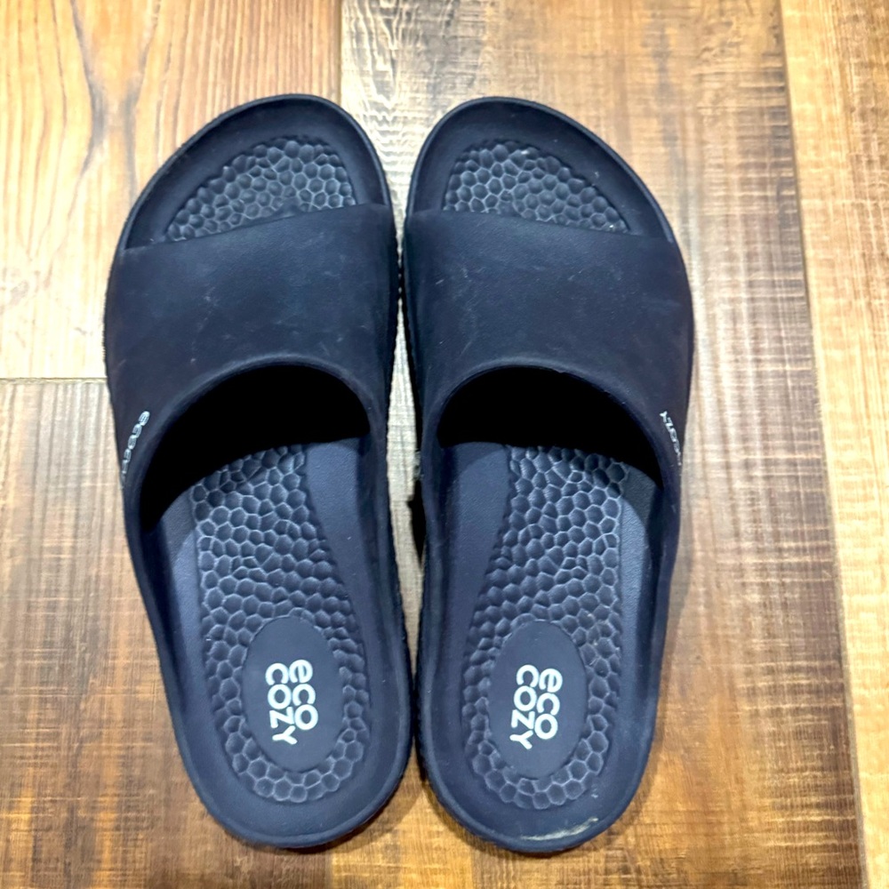 EcoCozy Dearfoams women’s Sustainable Comfort Slides Sandal Navy 8 like new